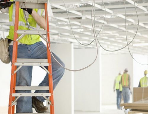 El uso adecuado de las escaleras en lugares de trabajo puede ayudar a los trabajadores a mitigar el riesgo personal