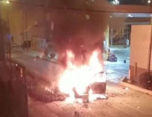 Pánico en el Cercado de Lima: una furgoneta se incendió al lado de un grifo