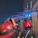 Incendio destruye inmueble donde funcionaba un depósito de chatarra y un criadero de cerdos en Chorrillos
