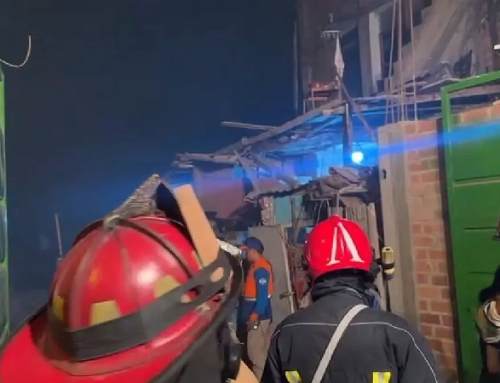 Incendio destruye inmueble donde funcionaba un depósito de chatarra y un criadero de cerdos en Chorrillos
